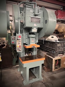 60 Ton, Minster #70-4, 6" stroke, 14.25" Shut Height, 32" x21"Bed, 65 SPM, 3" adj,air clutch / brake, 1977