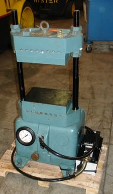 12 Ton, Wabash, 10" x7", up-act bench top, new air pump, 2.5" -11.5" DL, 6" stroke, #1577
