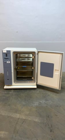 Thermo Electron Corporation #3307, Steri-Cult CO2 Incubator, 35" L x 28" width x 43" H, 10.50 Amps, 115 V