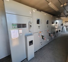 General Electric, mcc w/4 breakers & 2 load, 5 KV, 2009