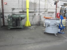 Vibratory finishing machine