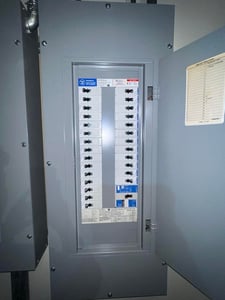 100 Amp. Westinghouse, PowRLine PRL3, Panelboard, (28) Breakers w/Main, 3 Phase, 4-Wire, 480Y/277 V, 1993