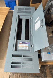 400 Amp. Square D NF442L4C NF, Panelboard, 600Y/347 Volts 3PH 4W 42 Cir Indoor Encl MLO P657, New