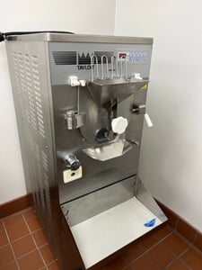 Taylor #C118-33, Fully automatic batch ice cream Freezer, 12.4qt capacity, 2-6.3qt batches, 2003