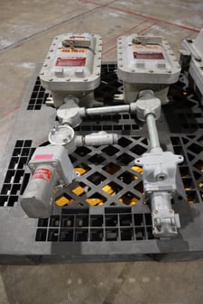 ADALET XCE-061305-N4 EXPLOSION PROOF ENCLOSED SWITCH/ CESD3034 RECEPTACLE #W-76