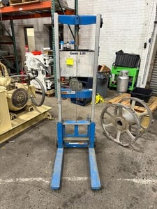 Genie Lift, GL-4 Heavy-Duty Aluminum Manual Lift Max 500 (MISSING CRANK LEVER)