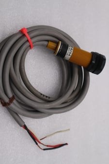 Never used surplus omron e3f-r2b4 photoelectric switch stock l-63-c