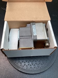 Barksdale dpd1t-h18ss differential pressure switch 0.418 psi new