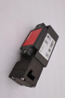 Euchner NZ1VZ-528E-M Safety Interlock Switch 090671 230VAC/24VDC 4A NEW #H1404A
