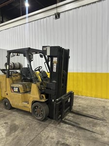 7600 lb. Caterpillar #FGC40K, LP propane forklift, 183" lift height, hard tire