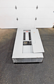 800 Amp. General Electric CCB-2, Panelboard, 208/120 V, 3 phase, 4 W, 9 breakers, AS IS