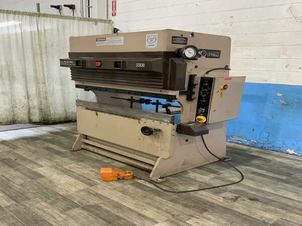 20 Ton, Edwards, Clausing #20T50, hydrualic brake, 4' overall, 4" stroke, 12" Shut Height, manual back gauge