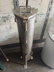 Rosedale, single-bag stainless steel pressure vessel, 8" dia 30" shell length, rated 150 PSI. Swing-bolt lid