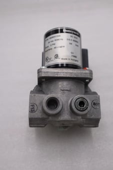 New open box honeywell v8295a1024 solenoid gas valve stock h959a