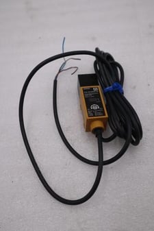 NEW NO BOX Omron E3S-RS30E42-30 Photoelectric Switch 12-24v-dc STOCK H1473A