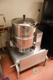 10 gallon Groen #TDH/40-SP, NG Steam Kettle, drain stand