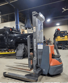 2500 lb. Toyota #8BWS13, walkie straddle stacker forklift, 143" rise, 56.4" turning radius, 2020