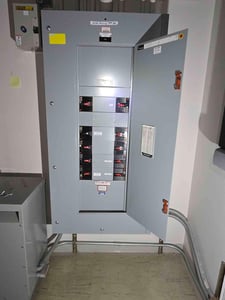 400 Amp. General Electric Panelboard, 480 Volts, 3PH, 8 breakers