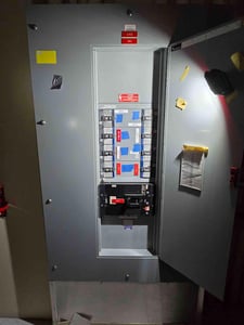800 Amp. General Electric, Panelboard, 480 Volts, 3PH, 8 Breakers & Main