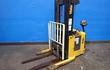 2800 lb. Yale #MRW030LEN24TE078, Electric Straddle Lift, 4" x 42" Forks, 130" Load height, 24" Load Center
