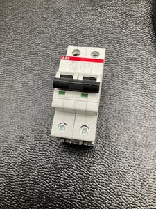 ABB #2CDS252001R0044, S202-C4 2P 4A 440V CIRCUIT BREAKERS (5 available)