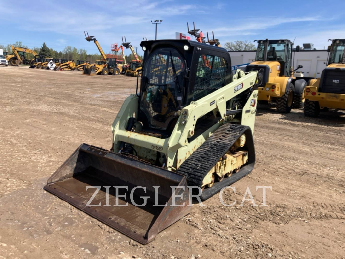 Caterpillar 249D3, 1504 hours, S/N: WS501349, 2022