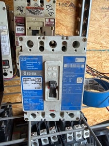 225 Amps, Eaton/Cutler Cutler-Hammer, ED3225, Molded Case Circuit Breaker, 240 VAC/125 VDC, 3-pole