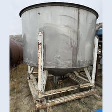 3,000 gallon Western #DF-1000, Stainless Steel weigh tank, 9' diameter x 6' deep, tapered bottom, load cells