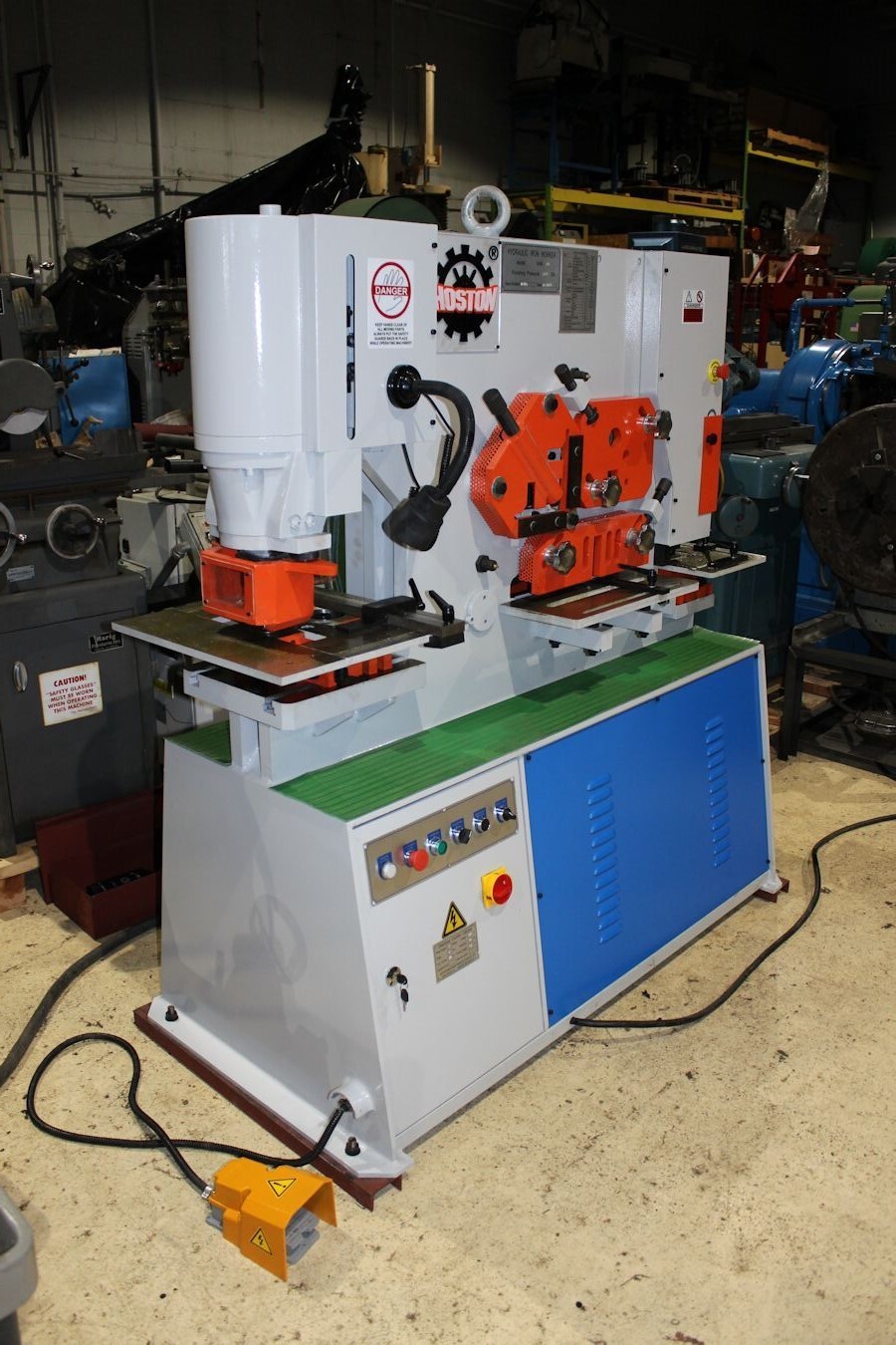 4.7" x 4.7" x .4" Hoston #HIW-60, Dual Station Iron Worker, 66 Ton, 32" stroke, 11.8" throat