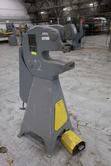 Marchant #12A, shrinking & stretching machine, 6" throat, 90-125 required air pressure, foot pedal