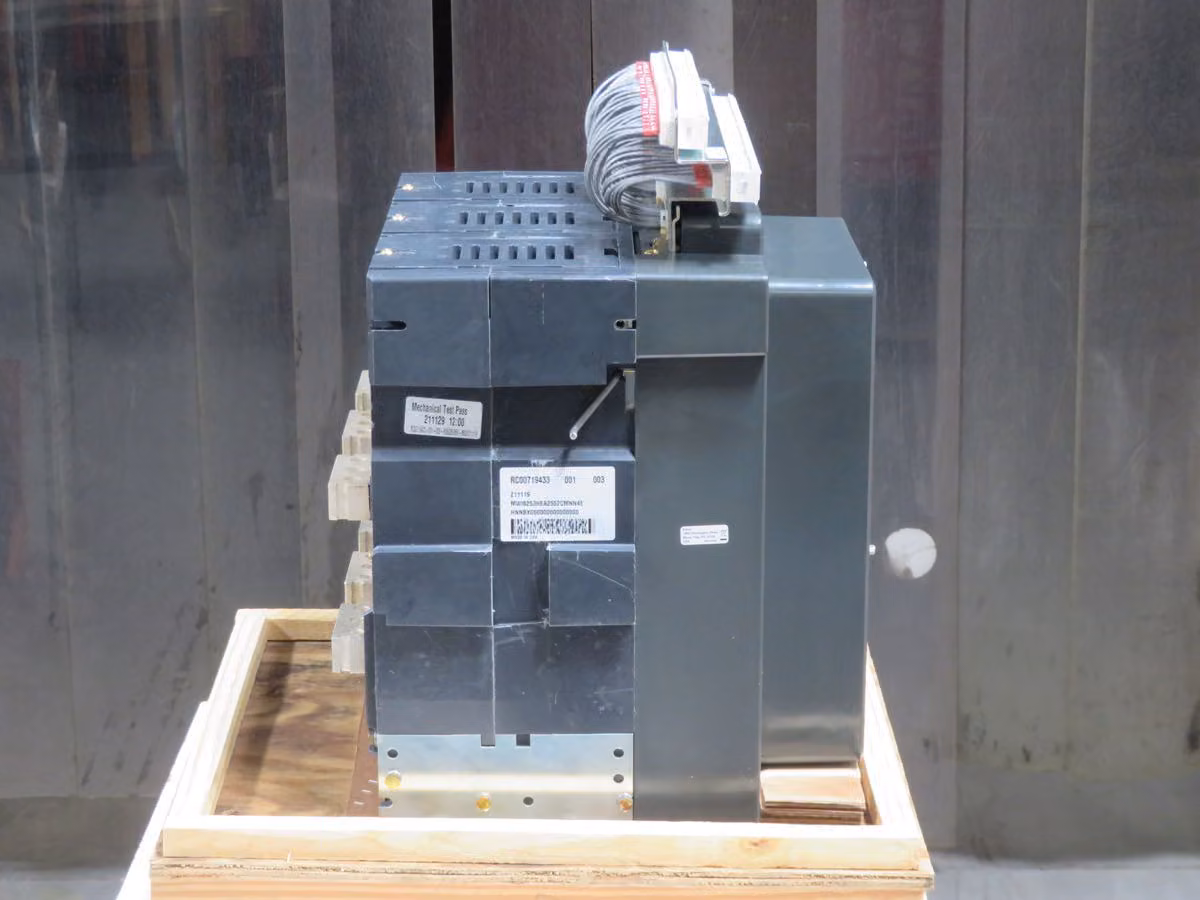2500 Amps Eaton #MWI625-MWI6253HE, Magnum Low Voltage Air Circuit Breaker, 3-Pole, 635 Volts AC, 85 kA IC