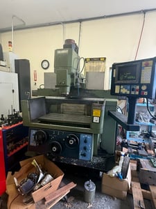 Makino #KE55,  vert mill, 21.6" x21.6" x13.8" travel, 31.5" x14.7" table, 7.5 HP, 1995