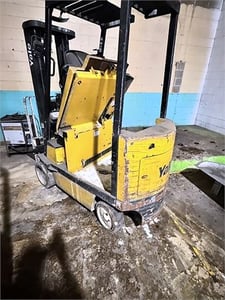 4000 lb. Yale, electric forklift, 194.9" max lift, 42" forks, 36 V. DC, 3-wheel sit-down, triple-stage mast