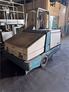 Tennant #385, gas power sweeper, 60" sweep path w/ side broom, 14 cu.ft. hopper, LP propane, vacuum filtration