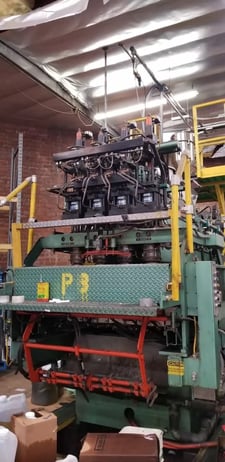 Uniloy #350R2V2, Blow Molder, 4 Heads, 90 Ton, 3.5" screw, 460 V.