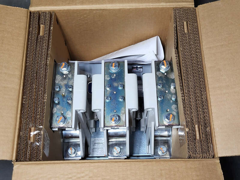 Joslyn Clark #MVC77U036A25-76, 600 Amps, 3 Poles, 120 Volts AC Coil Vacuum Contactor, new surplus