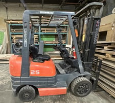5000 lb. Toyota #42-6FGCU25, Forklift, triple-stage mast, 189" raised height, side shift, 42" forks, LP gas
