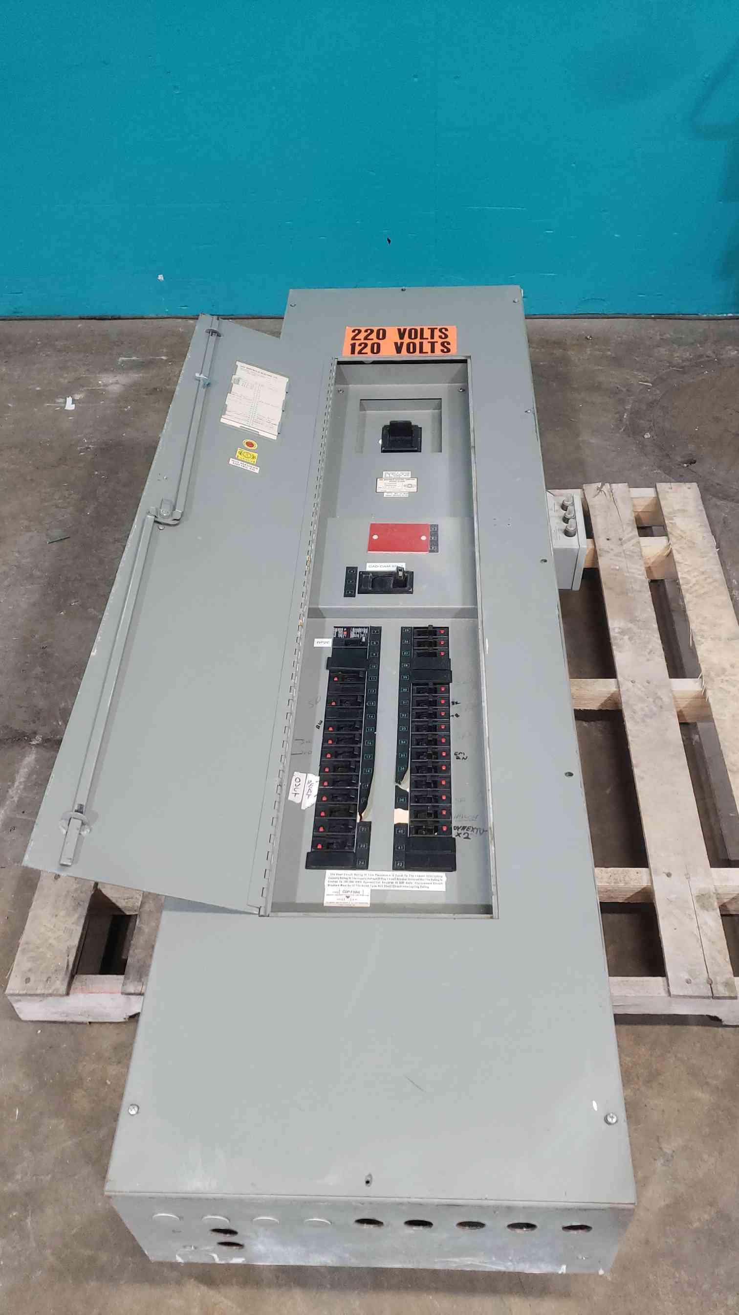 600 Amp, Siemens, Industrial Panelboard, 120/220 Volts, 3 Phase, Main w/ 125A & 100A Breakers