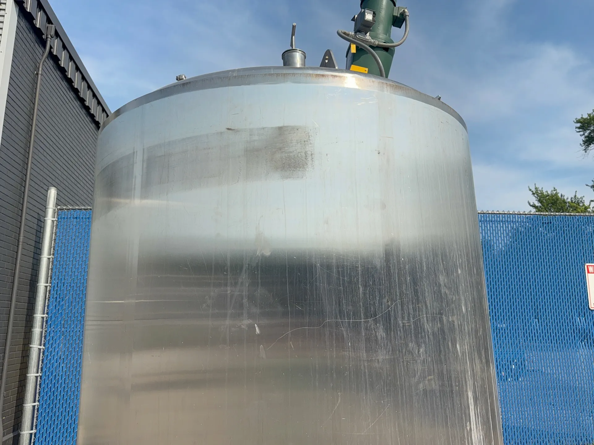 1400 gallon Apache, Stainless Steel mixing tank, dimple jacket, 3.5 HP, 1998