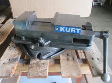Kurt Manufacturing #D675, Precision Milling Machine Vise, 6" jaw width, 7.5" jaw opening, swivel base & handle