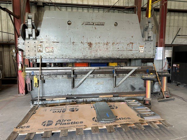 400 Ton, Accurpress #740014, press brake, 14' overall, 150" between housing, 10" stroke, 10" throat, 40 HP