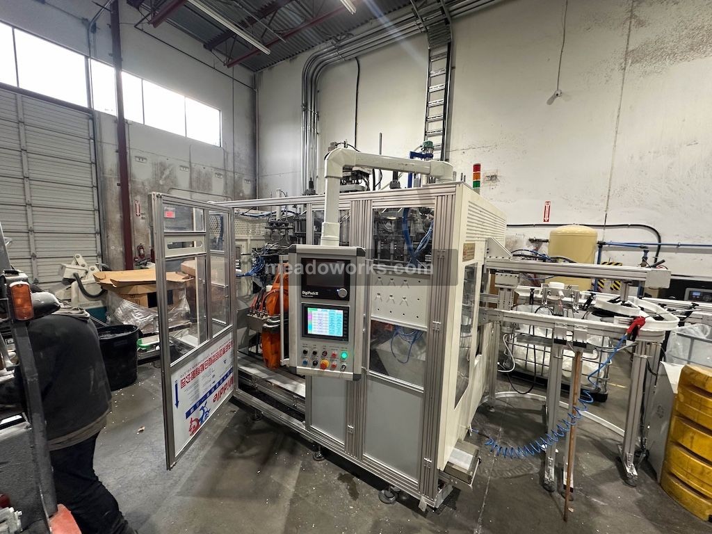 Tongda #HSII-12L/3, Continuous Extrusion Blow Molder, 12 liter volume, 397 lb./hr. HDPE, 17.75 ton clamping