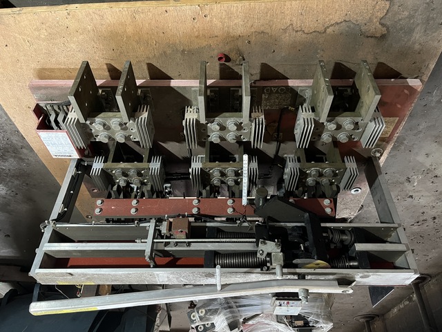 4000 Amp. Pringle #QA-4033-CBS, bolted pressure, 480 Volts