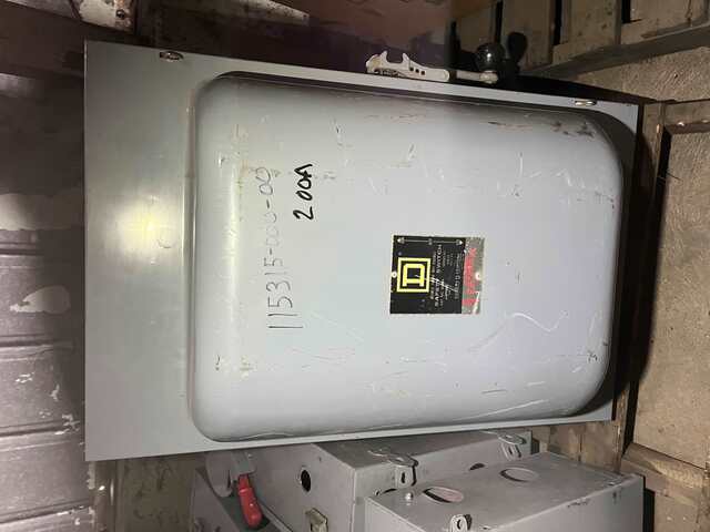 200 Amp. Square D #82344, double throw non-fused AC safety switch, 3-pole, 480 Volts