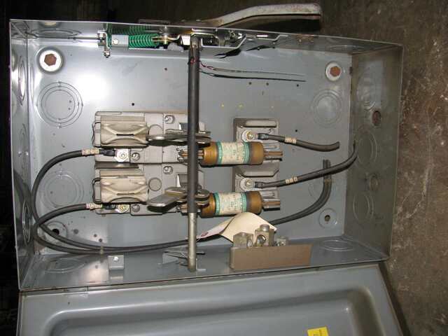 200 Amp. Cutler-Hammer #4105H344H, fused DC safety switch, 2-pole, 600 Volts