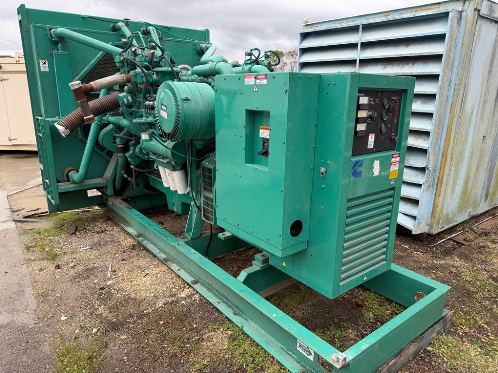 500 KW Cummins #GTA28, Natural gas generator set, 785 hours, Drop Over Enclosure, Analog Controls, Breaker