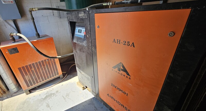 113 CFM Airhorse #AH-25A, Rotary Screw Air Compressor w/ Dryer, 25 HP, belt drive, 2015
