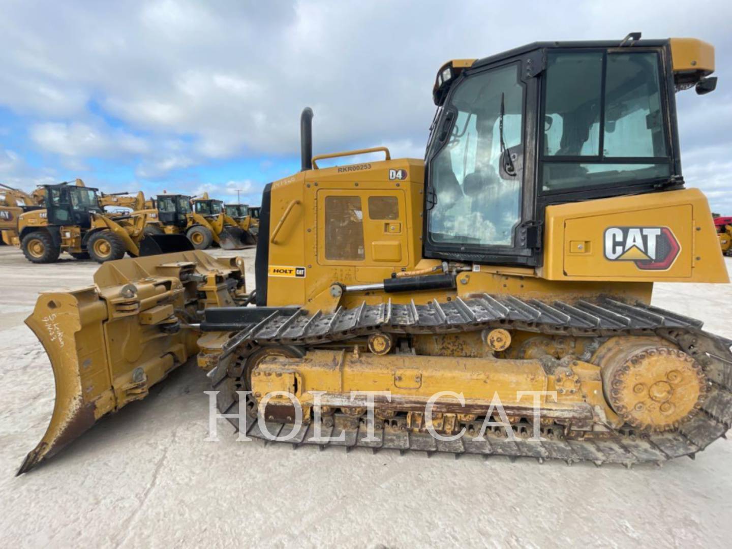 Caterpillar D4 CAB, 1950 hours, S/N: RKR00253, 2022
