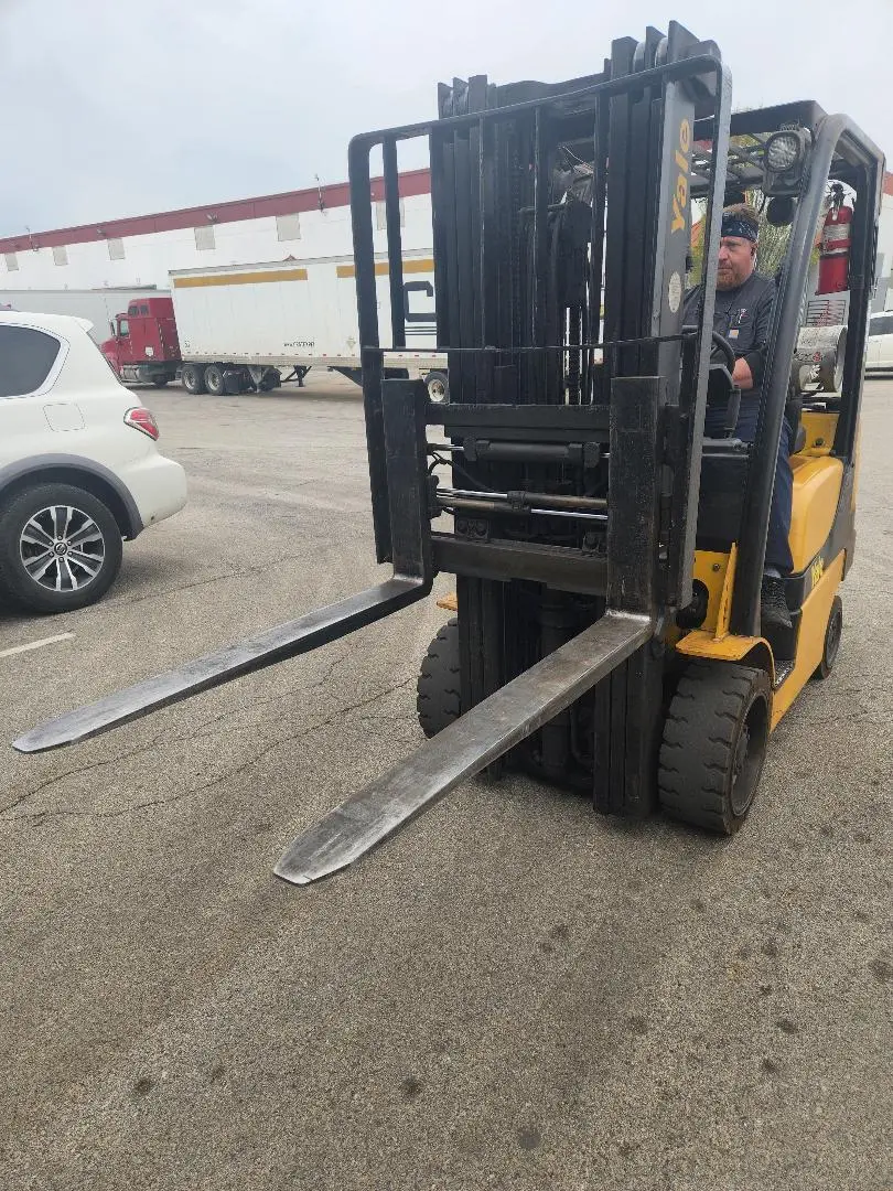 5,500 Lb. Yale #GLC060VXNVSE085, Forklift, LPG, 3-Stage Mast, 48" Forks, 2015
