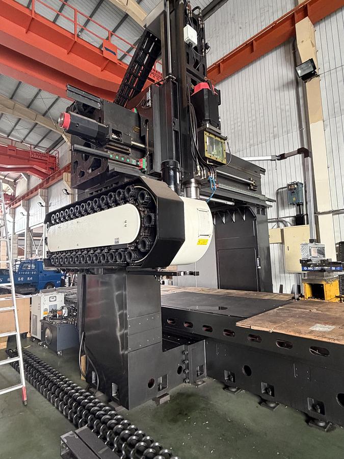 Starvision #LG5023, vertical machining center, 204" X, 90.6" Y, 39.4" Z, 96.5" between housing, 6000 RPM, 32